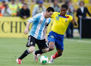 Antonio Valencia (phải) liệu có giúp Ecuador ngăn cản bước tiến của Colombia?
