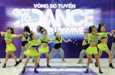 Các thí sinh dự thi vòng sơ tuyển “Vũ điệu đam mê - Got to dance”. Ảnh: PHẠM THẾ DANH
