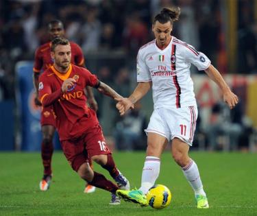 De Rossi (số 16) tranh bóng với Ibra (áo trắng) trong một trận đấu tại Italy trước đây.