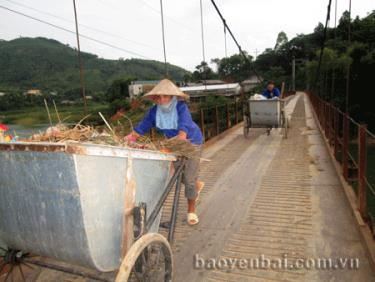 Tổ thu gom rác xã Phúc An vận chuyển rác về nơi quy định.