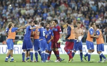 Niềm vui các cầu thủ Italia sau trận đấu. 

