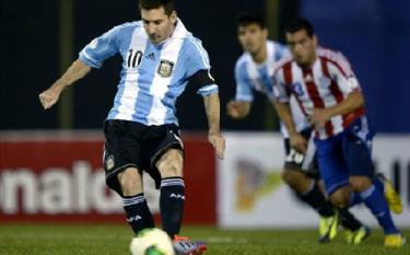 Messi ghi hai bàn từ chấm 11m