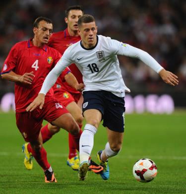 Barkley (phải) lọt vào tầm ngắm của Chelsea 
