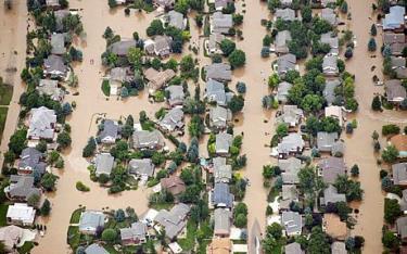 Các ngôi nhà chìm trong biển nước tại thị trấn Longmont, Colorado.
