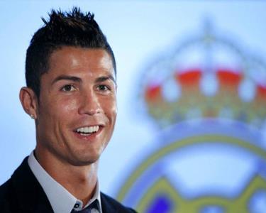 C.Ronaldo đã chính thức ở lại Real Madrid với mức lương kỷ lục

