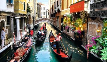 Đi thuyền gondola vào ban ngày (ảnh: Italy-honeymoon)
