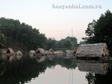 Nghề nuôi cá lồng trên đầm Hậu, xã Minh Quân phát triển mang lại hiệu quả kinh tế cao. (Ảnh: LC)