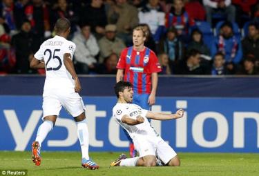 Aguero ghi bàn ấn định chiến thắng đậm đà 3-0 cho Man City (ảnh Getty)