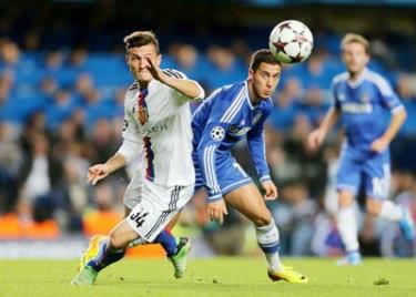 Taulant Xhaka (trái, Basel) vượt qua Eden Hazard của Chelsea.
 

