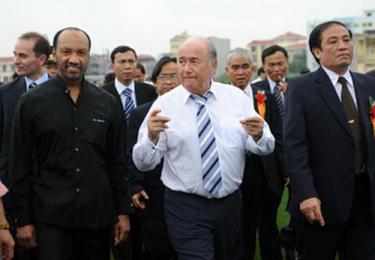 Ông Blatter (giữa) trong lần đến thăm Việt Nam năm 2008.