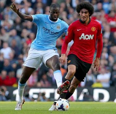 Yaya Toure (trái, Man.City) tranh bóng với Marouane Fellaini của Man.United.
 

