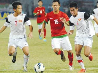 Pha tranh bóng giữa U19 Việt Nam và U19 Indonesia.