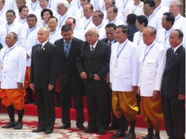 Quốc vương Campuchia Norodom Sihamoni (thứ 2 bên trái) chụp ảnh cùng các nhà  lãnh đạo và thành viên Quốc hội khóa V Campuchia sau phiên họp khai mạc  Quốc hội Campuchia sáng ngày 23/9.