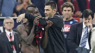 Balotelli đã lớn tiếng với trọng tài sau khi trận đấu giữa AC Milan và Napoli kết thúc (Ảnh: AP).