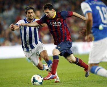 Lionel Messi vượt qua hàng phòng ngự Real Sociedad.