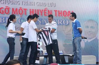 Cannavaro (thứ 2 từ phải) giao lưu với CĐV Việt Nam tại TPHCM tháng 1-2012.