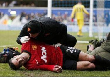 Sự vắng mặt của Van Persie là thiệt thòi lớn cho Man Utd