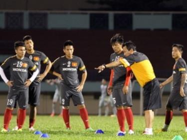 HLV Hoàng Văn Phúc hướng dẫn các cầu thủ tại buổi tập.