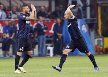Esteban Cambiasso (phải) chia vui với Mauro Icardi sau khi ghi bàn vào lưới Fiorentina. Ảnh: Reuters.
