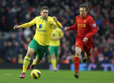 Chơi tốt ở Liverpool, Leiva (phải) đã được trao cơ hội trở lại ĐTQG
