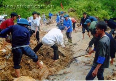 Thanh niên tình nguyện Mù Cang Chải sửa chữa đường giao thông vào xã Chế Tạo.