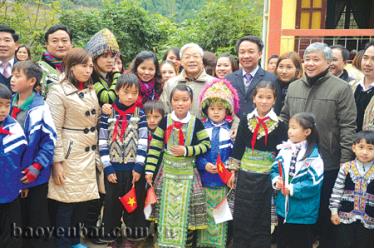 Tổng Bí thư Nguyễn Phú Trọng cùng các đồng chí lãnh đạo tỉnh, huyện Trạm Tấu chụp ảnh lưu niệm với thầy và trò Trường tiểu học và THCS bán trú xã Trạm Tấu trong chuyến thăm và làm việc tại tỉnh Yên Bái ngày 4 - 5/1/2013. (Ảnh: Đức Toàn)