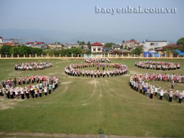 Luyện tập cho màn đại xòe.
