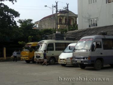 Cần xây dựng những điểm dừng đón trả khách để góp phần giữ gìn trật tự an toàn giao thông. (Ảnh: Thảo My)
