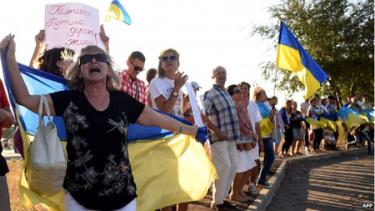 Người dân Ukraine biểu tình ở Mariupol phản đối chiến tranh ở miền đông.