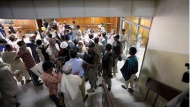 Người biểu tình tràn vào trụ sở Đài truyền hình quốc gia Pakistan.