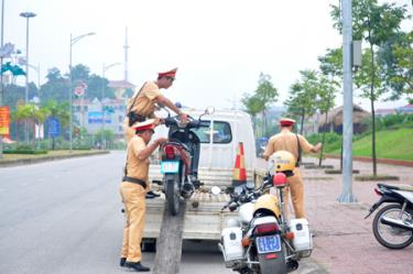 Lực lượng CSGT thu giữ phương tiện vi phạm.