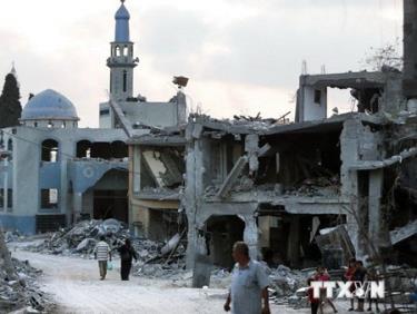 Nhiều ngôi nhà bị phá hủy trong các vụ không kích của Israel tại thành phố Beit Hanun, phía bắc Dải Gaza ngày 18/8.