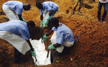 Các tình nguyện viên chôn cất một bệnh nhân tử vong do Ebola