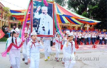 Rước ảnh Bác trong ngày khai trường tại Trường tiểu học Nguyễn Thái Học, thành phố Yên Bái. (Ảnh: Tuấn Nghĩa)