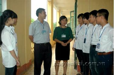 Hiệu trưởng và giáo viên bộ môn hướng dẫn, động viên các em học sinh của nhà trường lựa chọn môn thi thích hợp.
