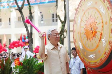 Tổng Bí thư Nguyễn Phú Trọng đánh trống khai giảng năm học mới.