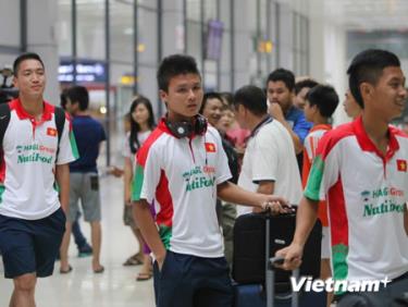 Quang Hải (ở giữa) trở về Hà Nội cùng U19 Việt Nam tối 3/9.