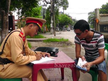 Lực lượng cảnh sát giao thông Công an thành phố Yên Bái kiểm tra đối với lái xe tải.
