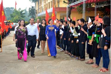 Đồng chí Phạm Thị Thanh Trà - Phó Bí thư Tỉnh ủy dự Lễ Khai giảng năm học mới tại Trường PTDT nội trú THPT tỉnh