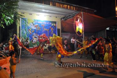 Hào hứng tiết mục múa sư tử trong đêm Trung thu tại tổ 18, phường Yên Ninh.
