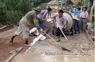 Hội viên nông dân xã Quang Minh tham gia bê tông hóa đường giao thông liên thôn.