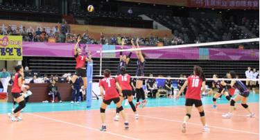 Tuyển nữ Việt Nam (áo đỏ) gặp Nhật Bản ở tứ kết Cup bóng chuyền nữ châu Á 2014.
