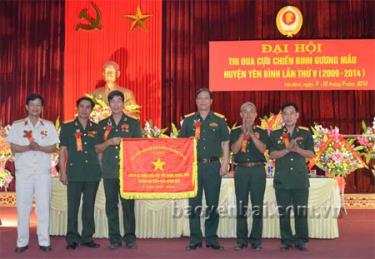 Hội CCB tỉnh Yên Bái tặng cờ thi đua cho Hội CCB huyện Yên Bình, đơn vị có thành tích xuất sắc trong phong trào thi đua 