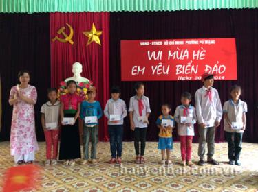 Lãnh đạo phường Pú Trạng trao quà cho học sinh có hoàn cảnh đặc biệt khó khăn trên địa bàn.