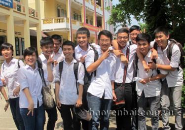 Học sinh Trường THPT Chuyên nguyễn Tất Thành sau giờ thi tốt nghiệp THPT năm học 2013 - 2014.