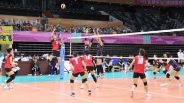 Tuyển nữ Việt Nam (áo đỏ) gặp Nhật Bản ở tứ kết Cup bóng chuyền nữ châu Á 2014