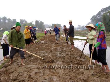 Người dân xã Nghĩa Lợi tham gia làm đường giao thông nông thôn