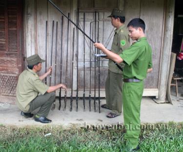 Công an xã kiểm tra súng săn tự chế bị thu hồi.
