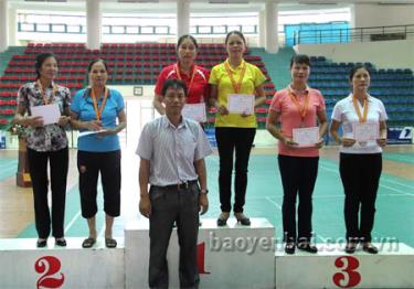 Ban tổ chức trao huy chương cho các vận động viên.