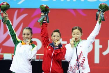 Dương Thúy Vi (áo đỏ) mang về cho Việt Nam chiếc huy chương vàng đầu tiên.